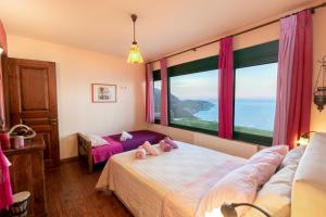 Кровать или кровати в номере Aegean Panorama Apartments
