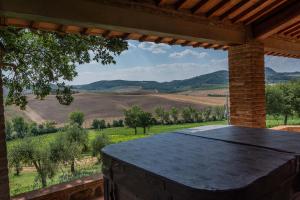 von der Veranda eines Hauses mit Blick auf die Hügel in der Unterkunft Villa Talosa in Montepulciano