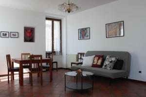 un soggiorno con divano e tavolo di Appartamento Panorama a Toscolano Maderno