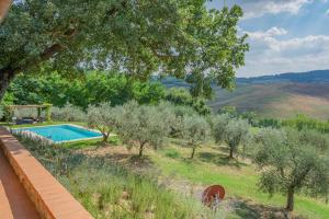 ein Bild eines Pools in einem Garten mit Bäumen in der Unterkunft Villa Talosa in Montepulciano