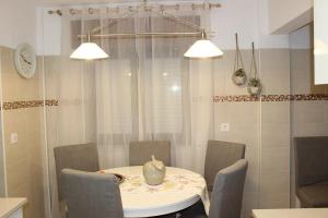 a dining room table with chairs and a vase on it at A Minha Casa in Sesimbra