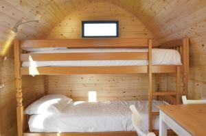 Camping Pods, Seaview Holiday Park客房内的一张或多张床位