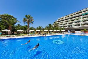 Bazén v ubytování Apartamentos Bahia Playa nebo v jeho okolí