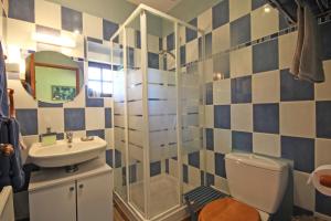 een badkamer met een toilet en een wastafel bij RAND'HÔTES in Les Genettes