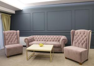 ein Wohnzimmer mit zwei Stühlen und einer Couch und einem Tisch in der Unterkunft Monte Vedetta in Sliven