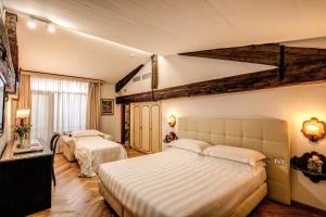 Postel nebo postele na pokoji v ubytování Hotel Croce Di Malta