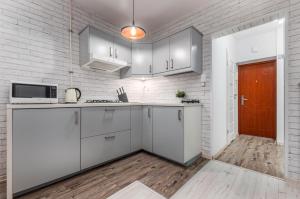 Kuchyňa alebo kuchynka v ubytovaní Apartments The View by Noclegi Renters + 37 fotografií