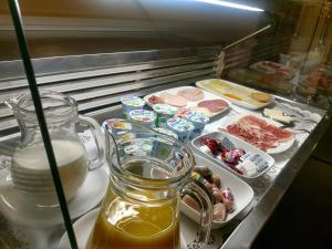 uma mesa com comida e um jarro de mel e pratos de comida em Schloss Hotel em Dusseldorf