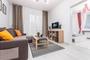 Televízia a/alebo spoločenská miestnosť v ubytovaní Apartments The View by Noclegi Renters + 37 fotografií