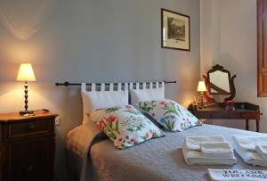a bedroom with a bed with two pillows and a mirror at Agriturismo Macciangrosso Casale Piccolomini in Chiusi