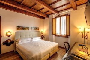 Postel nebo postele na pokoji v ubytování Hotel Croce Di Malta