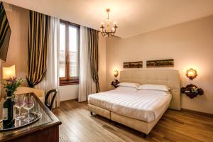 Postel nebo postele na pokoji v ubytování Hotel Croce Di Malta