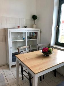 uma mesa de jantar com uma tigela de flores em Kaßberg-Apartment am Puls der Stadt em Chemnitz