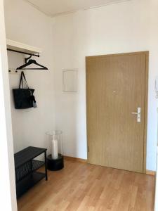 um quarto com uma porta de madeira e uma mesa em Kaßberg-Apartment am Puls der Stadt em Chemnitz