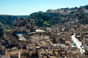 uma vista aérea de uma cidade sobre uma montanha em La Dimora di Cesare Affittacamere em Matera