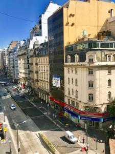 Una vista aérea de una calle de la ciudad con edificios. en Estilo y Comodidad en Av Corrientes, departamento con cochera para autos, en Buenos Aires