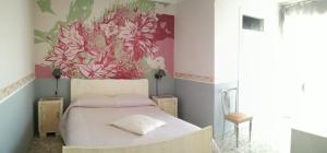 マテーラにあるCasa Vacanze Cappuccini 14のベッドルーム1室(花の壁画が壁に施されたベッド1台付)