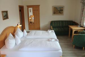 Postel nebo postele na pokoji v ubytování Hotel Bellevue
