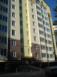 Un edificio alto con ventanas a los lados. en Daily rent Apartments 8, en Ivano-Frankivsk