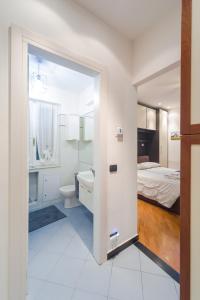 Bilik mandi di Old Port Apartment 4 beds