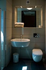 bagno con lavandino, servizi igienici e specchio di Spa102 a Pobierowo