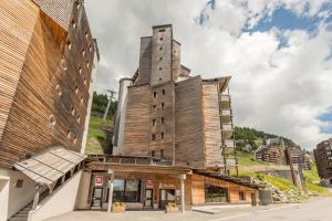 a building with a tall tower on top of it at Résidence Pierre & Vacances Electra in Avoriaz