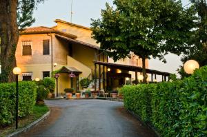 una strada vuota di fronte a un edificio di Hotel Ai Tufi a Siena