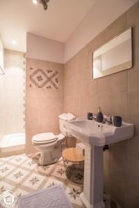 Bathroom sa Gite de charme 5 épis - Demeure La Moliére