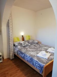 1 dormitorio con 1 cama en una habitación en Apartment Zdravko, en Štinjan