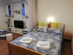 ein Schlafzimmer mit einem Bett mit Handtüchern darauf in der Unterkunft Apartment Zdravko in Štinjan