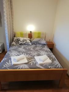 Ein Bett oder Betten in einem Zimmer der Unterkunft Apartment Zdravko