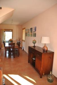 a living room with a table and a lamp on a desk at Finca Maravillosa Vista in Campos