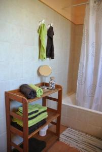a bathroom with a bath tub and a table with towels at Finca Maravillosa Vista in Campos