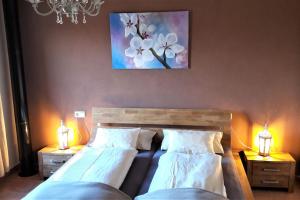 twee bedden in een kamer met twee lampen aan de muur bij Finca Maravillosa Vista in Campos