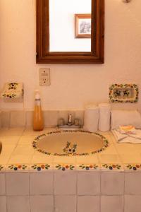 a bathroom counter with a sink and a mirror at Casa Shaguibá in Santa Cruz Huatulco