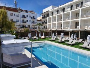 滨海托萨Hotel Windsor Tossa - Adults Only 16的酒店楼前有游泳池