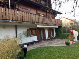 a house with a balcony and a patio at Ferienwohnung Maintal Würzburg in Würzburg