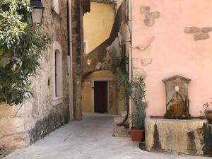 an alley in an old building with a door at Les Arcades in Villecroze