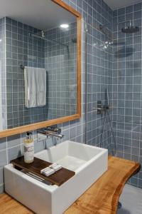 a bathroom with a white sink and a mirror at Furnas Lake Forest Living in Furnas