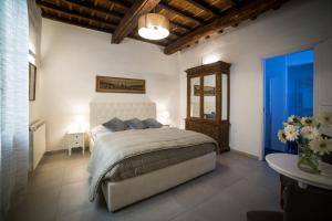 een slaapkamer met een bed, een tafel en een spiegel bij Central Florence in Florence