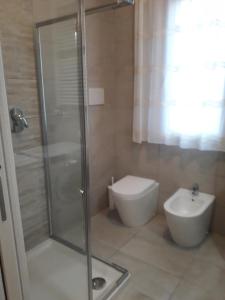 a bathroom with a shower and a toilet at Appartamento al mare Lorella in Sottomarina