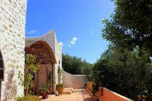 una entrada a una casa con una puerta y una valla en Riad Sanam essaouira en Esauira