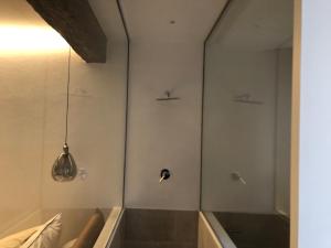 bagno con vasca e specchio di Un Piccolo Rifugio a pochi passi dal duomo a Ferrara