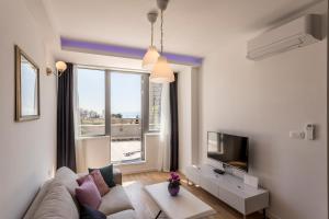 ein Wohnzimmer mit einem Sofa und einem großen Fenster in der Unterkunft RIno Luxury in Split