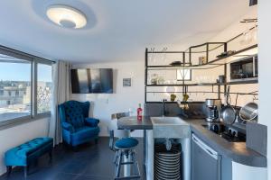 Kuchyňa alebo kuchynka v ubytovaní Athenian Lofts