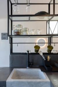 Kuchyňa alebo kuchynka v ubytovaní Athenian Lofts + 37 fotografií