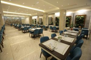 Restaurace v ubytování Qasr AlDur Hotel