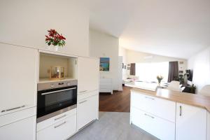 A kitchen or kitchenette at Bellevue Hill apartment
