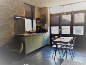 a kitchen with a table and a table and chairs at D'rommels Goed Slapen in Den Helder