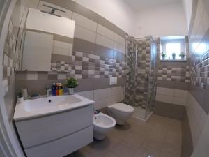 Kúpeľňa v ubytovaní Oudeis Holidays Apartments Tropea + 37 fotografií